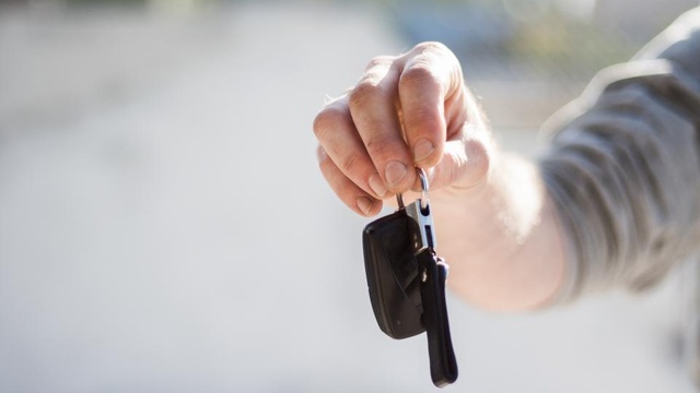 Duas pessoas acertando a venda de um carro