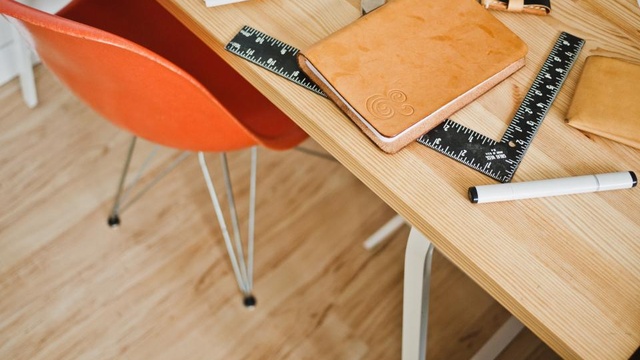 Documentos de veículo organizados sobre a mesa